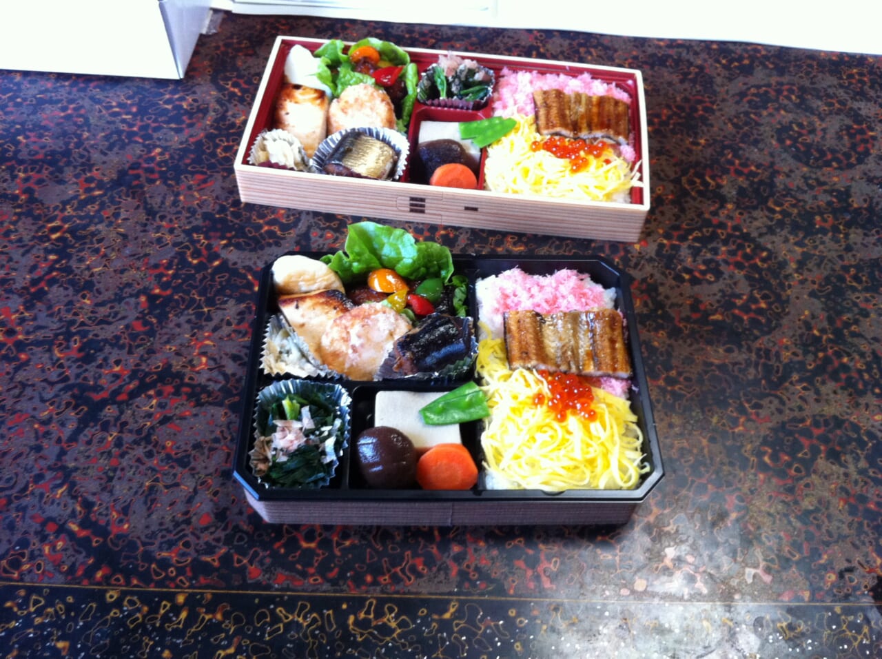 2012年2月4日。斉吉さんにお願いした第一回さんま寄席用のお弁当。大漁旗のかけ紙は和枝さんのアイディア（さすが！）。おいしいおいしいお弁当でした。
