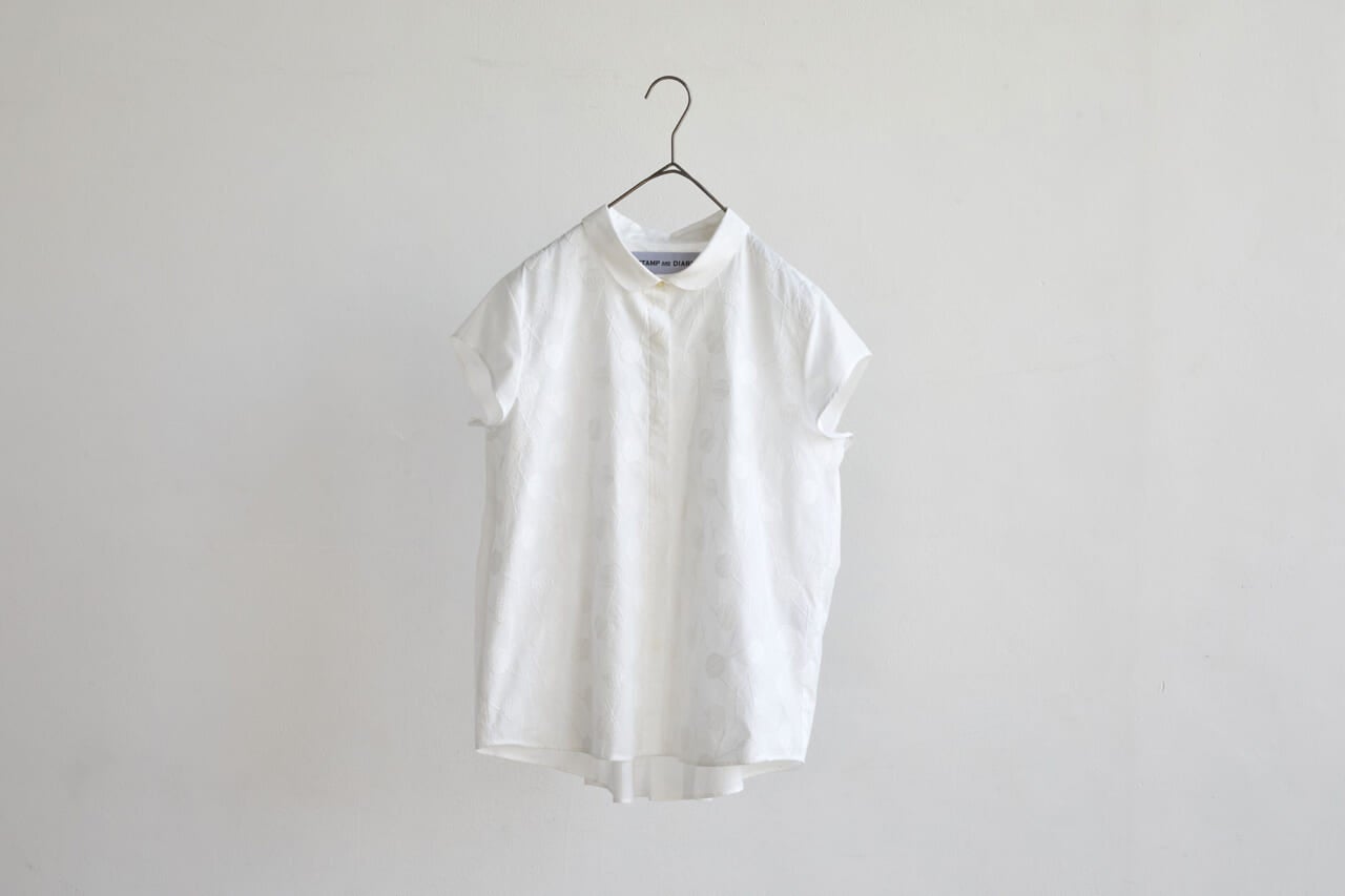 ▲ほぼ日別注 刺繍のバックタックブラウス ¥15,950（税込）