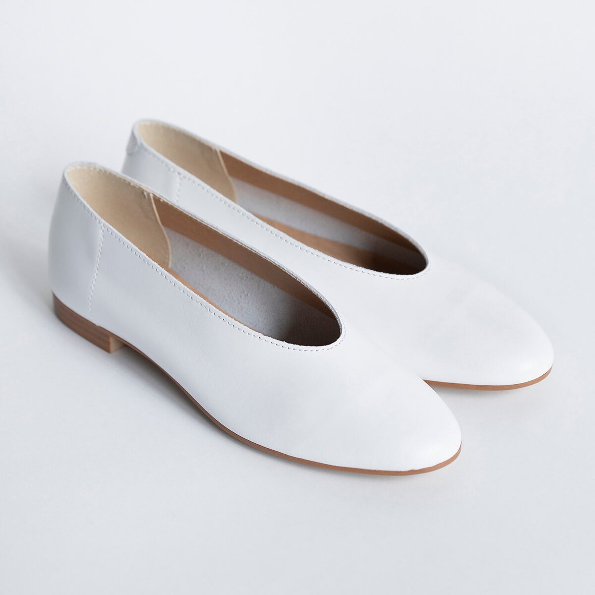 ▲フラットシューズ・ホワイト
¥12,100（税込）　