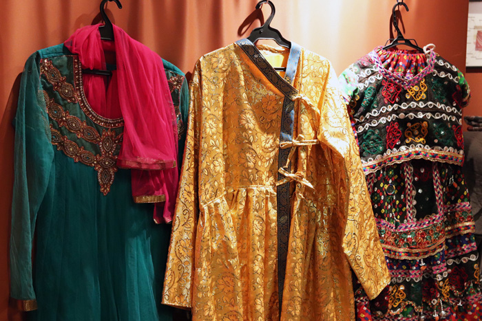 ▲インドの華やかな民族衣装も飾られていました。