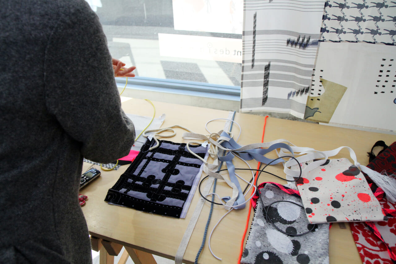 ▲布をあれこれ見て興奮している私たちを。