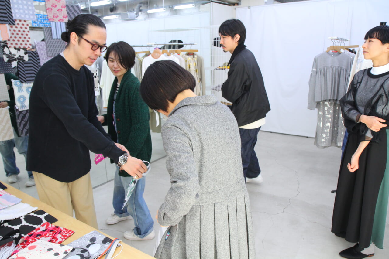 ▲「こういう組み合わせも斬新でいいですよ」とお見立てを！