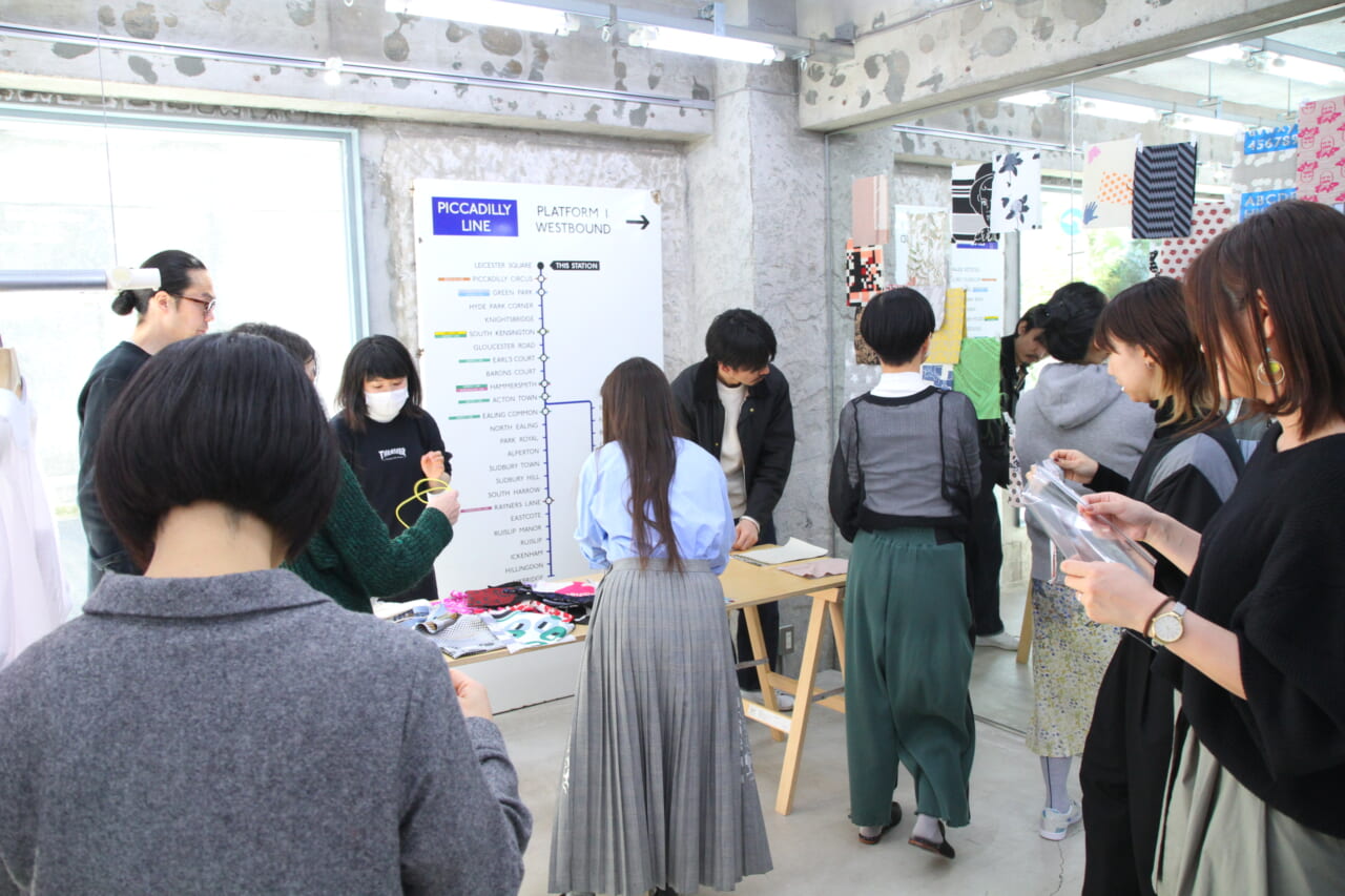 ▲みなさんがこぞって布を選びはじめたので。