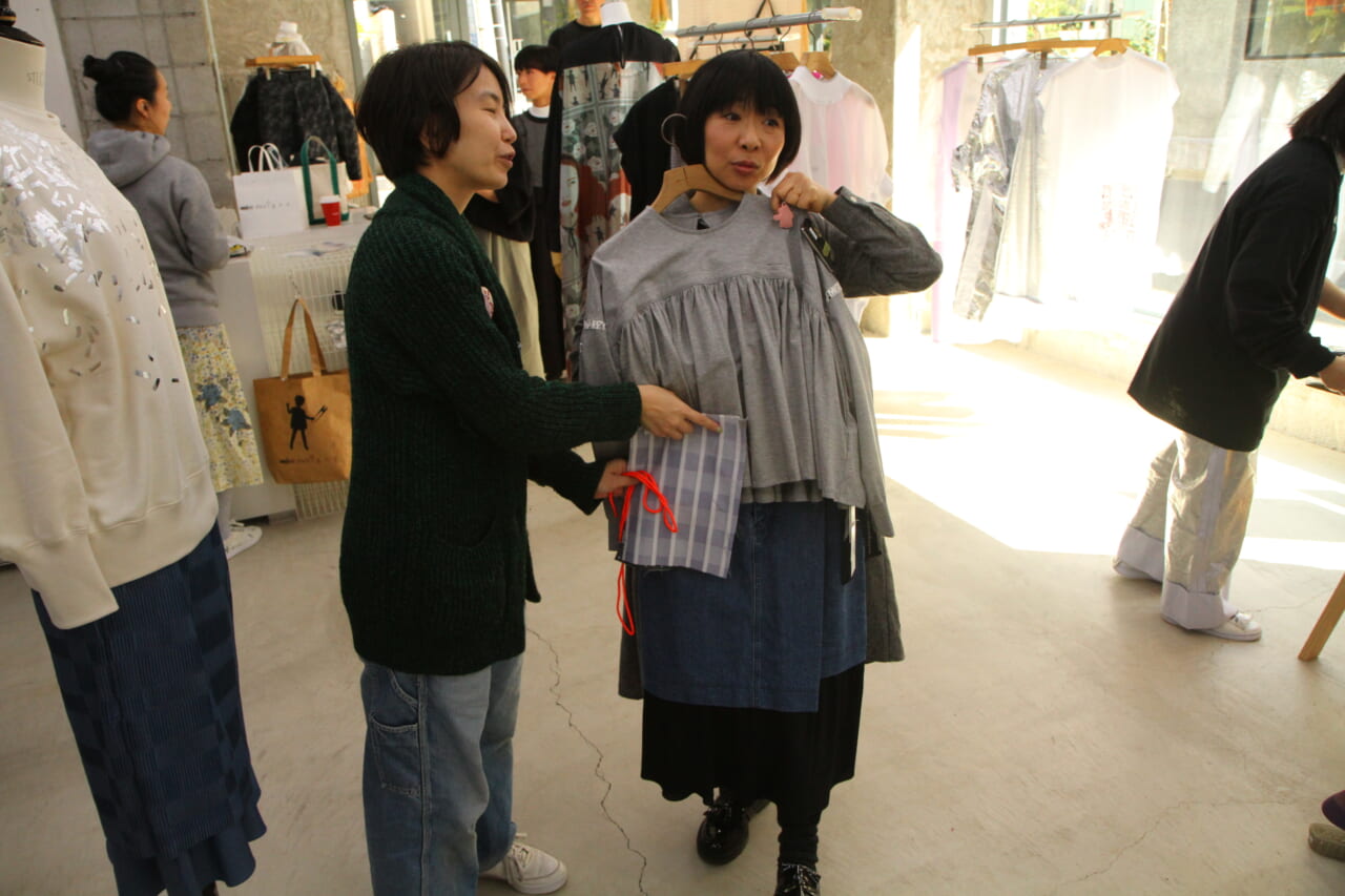 ▲「サコッシュにも合うよ」「ほんとだー」何しに来とるんじゃ。