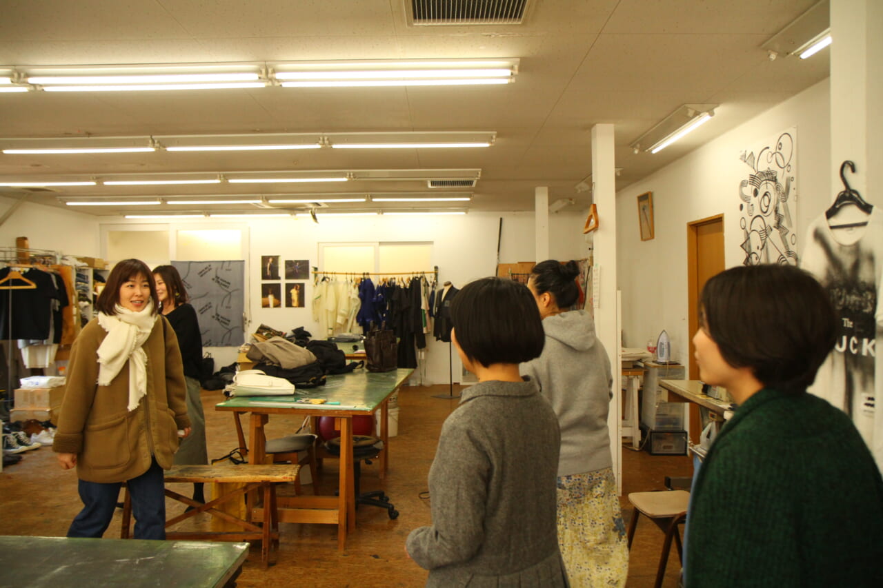 ▲息を切らしてマフラーのまま飛び込んできた太田さん。