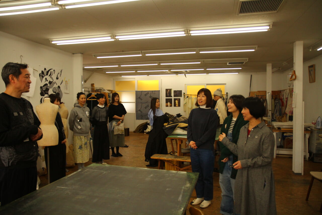 ▲飛田さんから指導を受けつつ。（うしろでみなさんが姿勢よくそれを聞いておられる！）