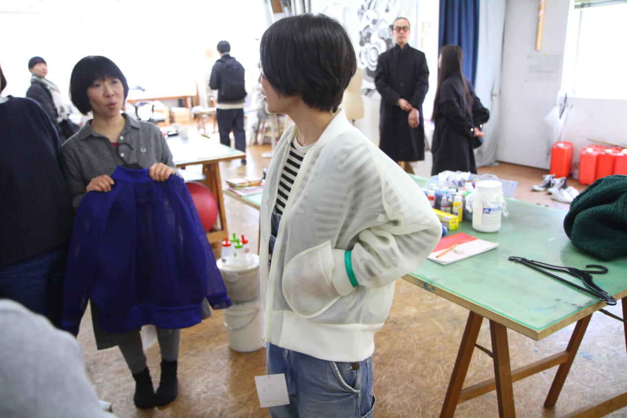 ▲spoken words projectの服を試着してみる。うわぁ、こっちもかわいい！