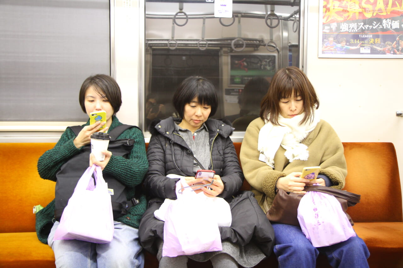 ▲亀戸で餃子を食べて、くず餅を買って、電車に乗った。