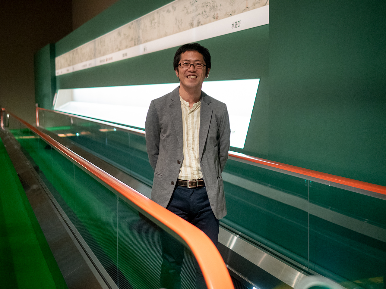 土屋貴裕先生、動く歩道の前で。