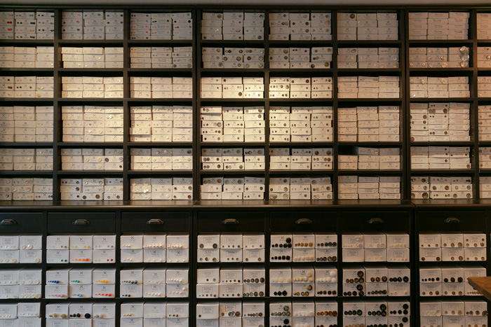 ▲棚には、さまざまな種類のボタンがぎっしり。
ここにあるボタンは１個から購入ができます。