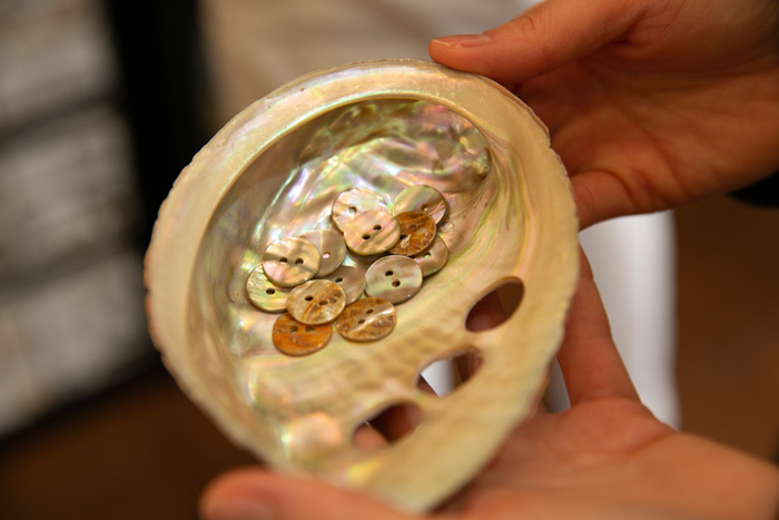 ▲こうして土台になる貝をくりぬいて、
いくつもの工程を経てボタンができます。