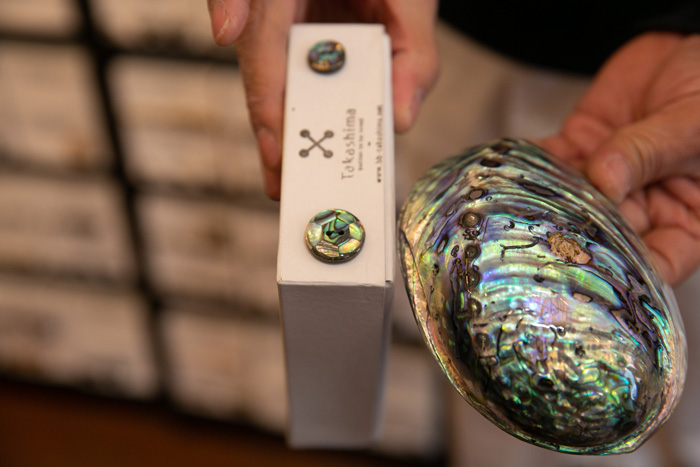 ▲これが天然の色なんて！オーロラ色に輝くこのボタンは、
これはニュージーランド産のアワビからできています。