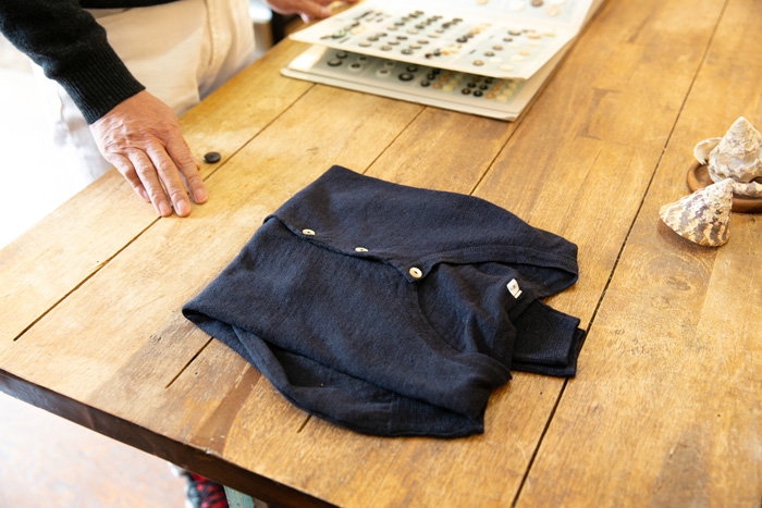 ▲既製品のシンプルなカーディガンも、
お気に入りのボタンに付け替えて、
自分だけの特別な一着に。