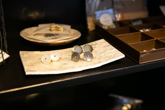 ▲お店には、指輪や髪ゴムなど、
アクセサリーとして加工されたボタンも購入できます。