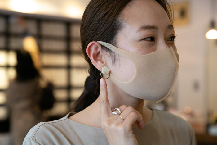 ▲ボタンでつくったイヤリング。
店員さんの着こなしがとても素敵でした。