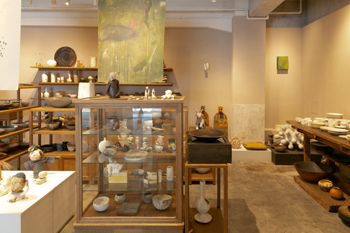 ▲ギャラリーの奥には、常設展のスペースが。
展示してある作品はすべて購入できます。