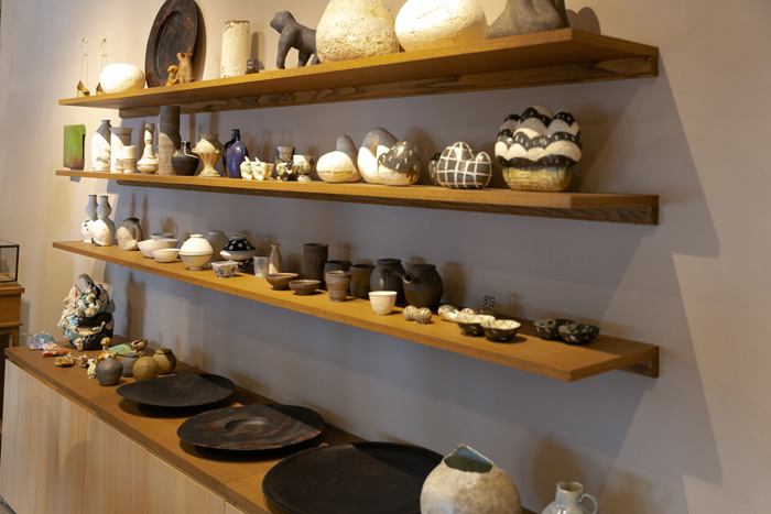 ▲オブジェやお猪口など、さまざまな作品がならびます。