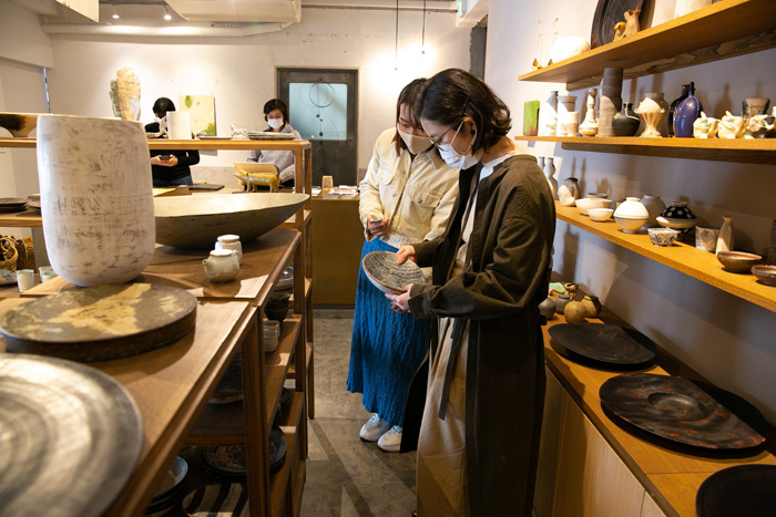 ▲大森さんが「買っちゃうかも‥‥」と手にしたのは
青い釉薬が美しいお皿。