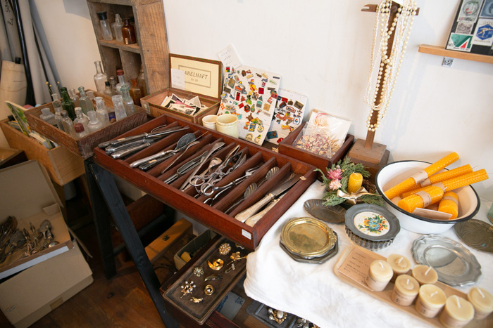 ▲旧東ドイツのお皿や食器もならびます。