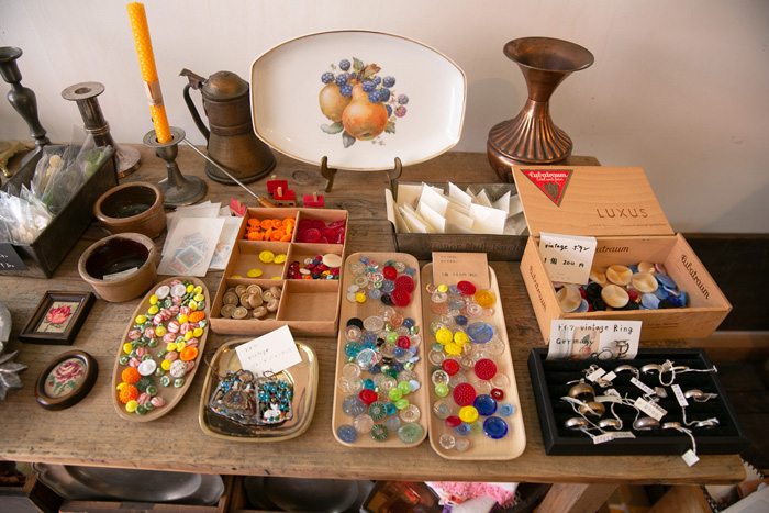 ▲店内にはところ狭しと商品が並んでいます。