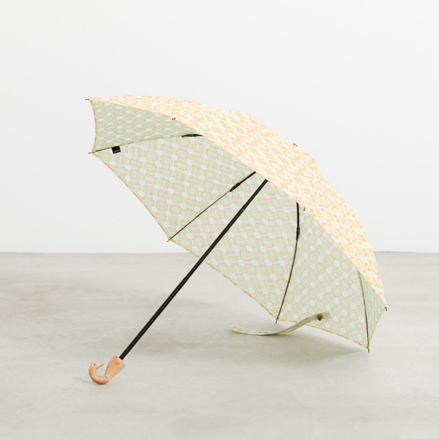 ▲刺繍日傘（ORANGE/YELLOW）
かわいいアヒルの形の持ち手に合わせたのは、
夏の日差しにぴったりの、明るい黄色。
裏糸には淡い緑を使用し、
表裏で異なる表情をお楽しみいただけます。