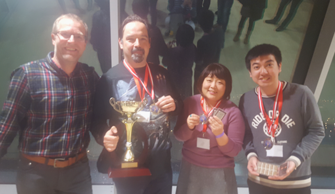 ▲１位のスペイン代表、
３位の香港代表に挟まれ、メダルをいただく。
左端は「お邪魔者」作者、ベルギー人のフレデリックさん。
なぜこんなことに‥‥。