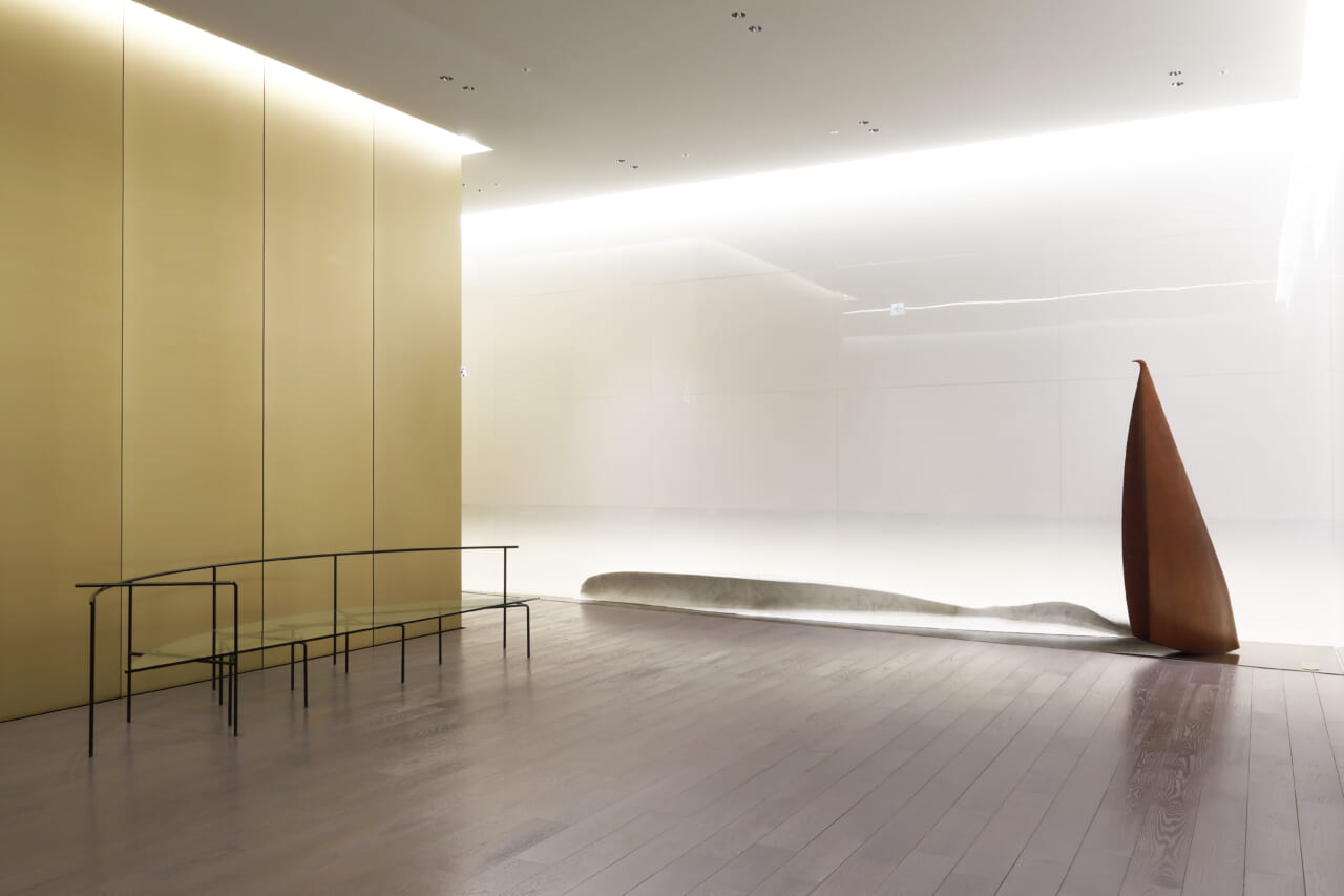 ６階展示室ロビーに展示されている倉俣史朗《ガラスのベンチ》（1986年）と田中信太郎の立体作品《ソノトキ音楽ガキコエハジメタ》（1986年）。これらは旧ブリヂストン本社ビルのロビーに置かれていた。
提供：アーティゾン美術館　撮影：木奥惠三