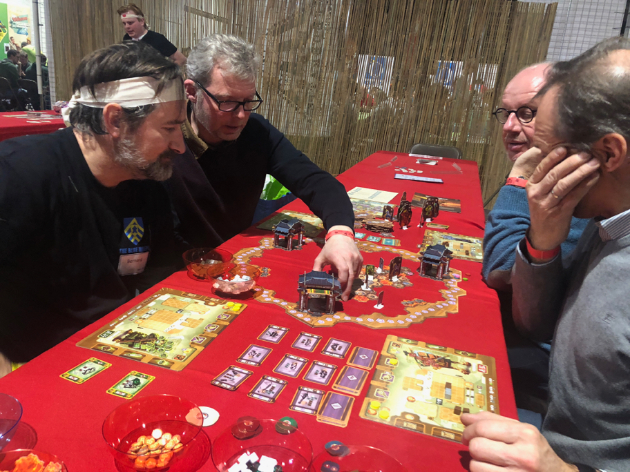 ▲日本を舞台にしたボードゲームのコーナーも！
「畳」を模したエリアで、
日の丸の鉢巻きをしめたベルギー人が、ゲームを楽しんでいました。