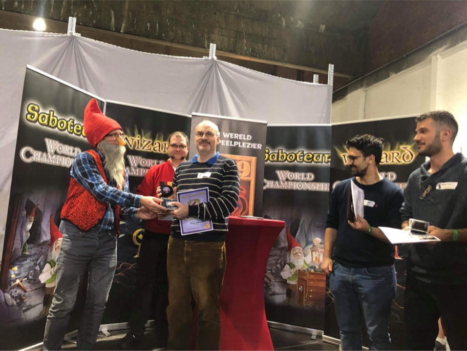 ▲おお、ギリシャのヤニス教授が
「お邪魔者」世界２位に！　優勝はウクライナの方、３位は台湾の方でした。