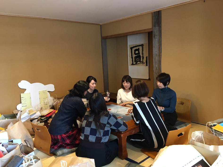 ▲とあるイベント後の荷物置き場と化した和室でも、練習。