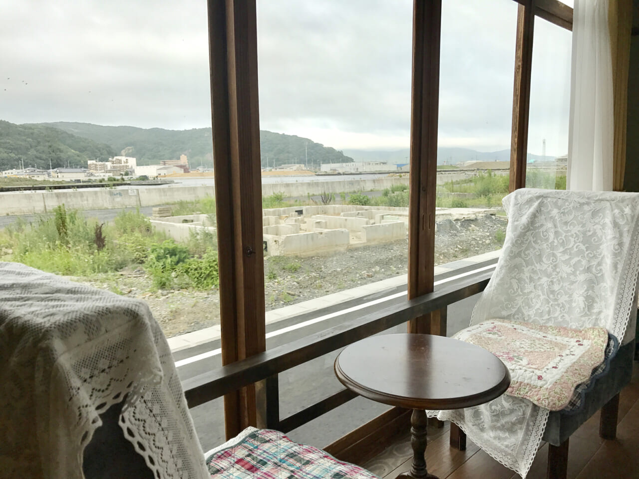 タイトル：repetition window
制作：2017 年
実施場所：宮城県石巻市被災地エリア
リボーンアート・フェスティバル2017 参加作品／


repetition window
Year：2017
Venue：Devastated area, Ishinomaki, Miyagi
Reborn-Art Festival 2017／鑑賞者は、元々あったような古い倉庫の中を通り、民家へ繋がる勝手口の扉を開けると、家屋の縁側のような部屋に出る。すると、その縁側の空間が移動を始め道路へ出る。典型的な家の縁側の窓から、被災地石巻の様々な場所を巡る。津波は街を砂浜に戻し、人はそれをまた街に戻す。本当の景色とは何か。目くるめく運動する景色として復興する被災地を見る。同時に、“部外者“を乗せた移動する縁側は、街から見られるようになる。 
