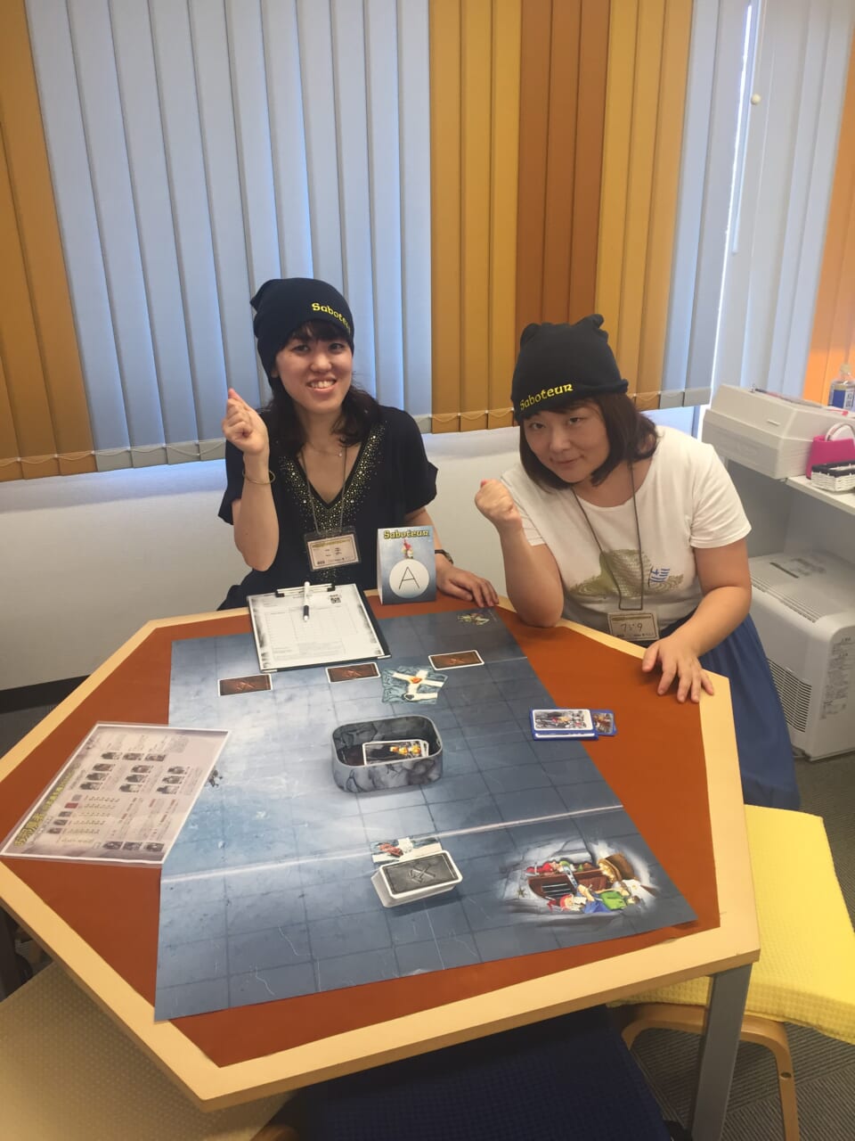 ▲いち早く会場に着いたコマタと私。
