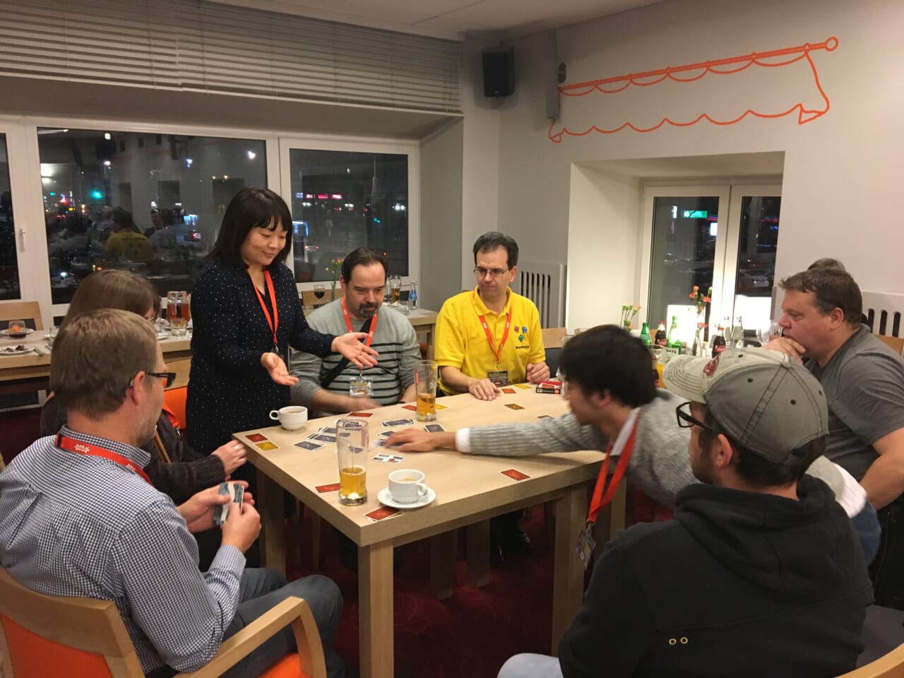 ▲大会前夜のゲーム大会。
この時間が、ものすごーく楽しいのです。
お邪魔者作者のフレデリックさんも一緒にプレイ。
