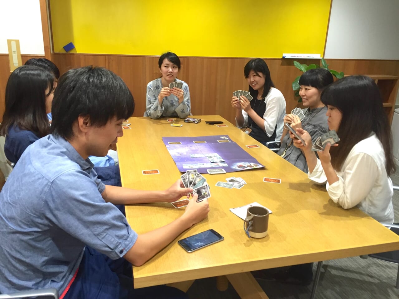 ▲夜のオフィスで練習する私たち。
和気あいあい‥‥とかではなく、かなり真剣。