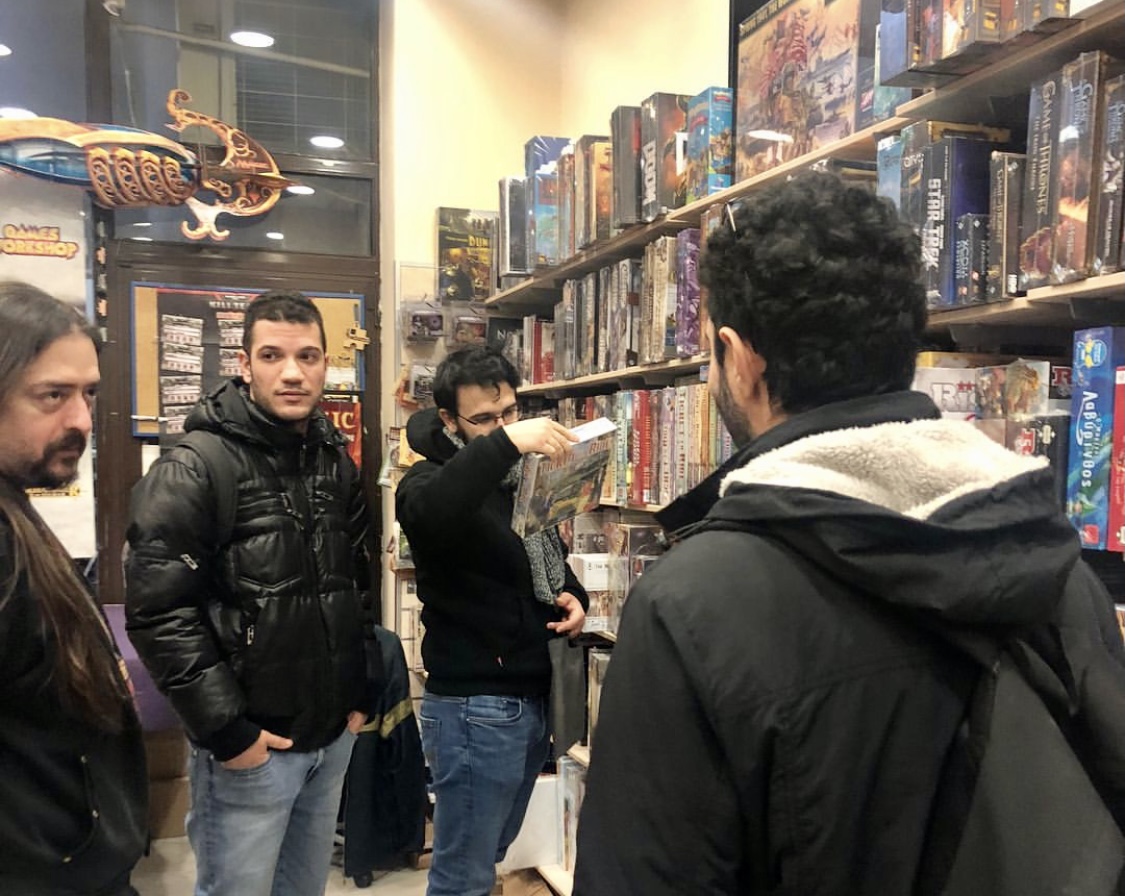 ▲再会し、連れて行ってもらったアテネのゲームショップで、
ギリシャ語版の「お邪魔者」を買いました。