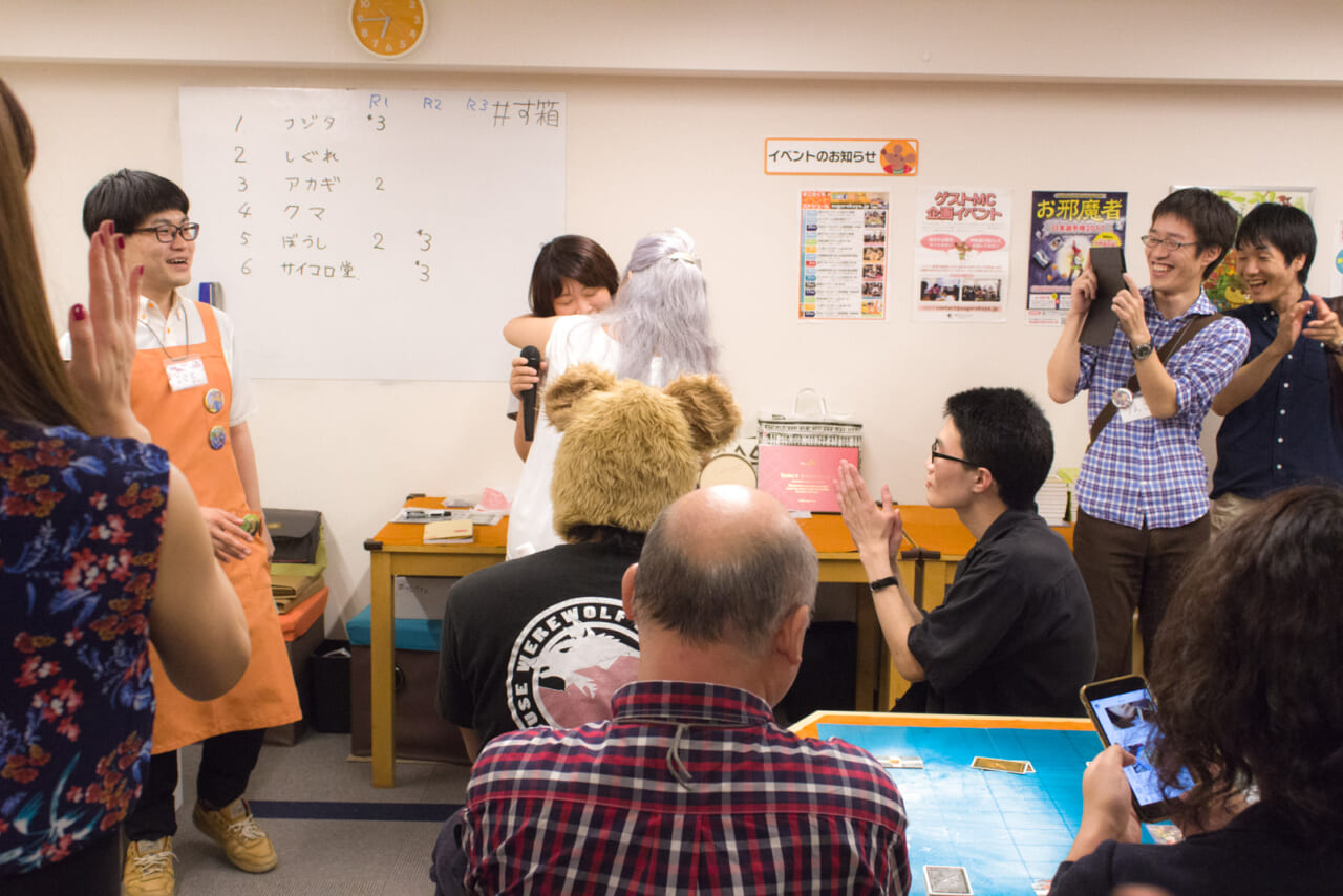 ▲ほんとに、私が、行ける？
主催のメビウスゲームズ社の奥様
「メビウスママ」さんから熱い抱擁。