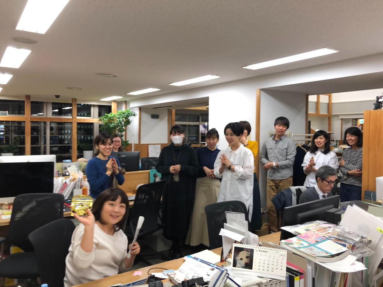 ▲出発前に見送ってくれる同僚たち。