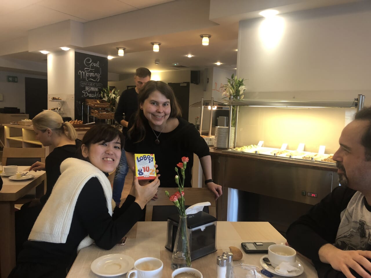 ▲世界大会の日はコマタの誕生日でした。
それを知ったアミーゴ社のスタッフの女性が、
コマタにゲームをプレゼント！
本当にあったかい、すてきな方々でした。
