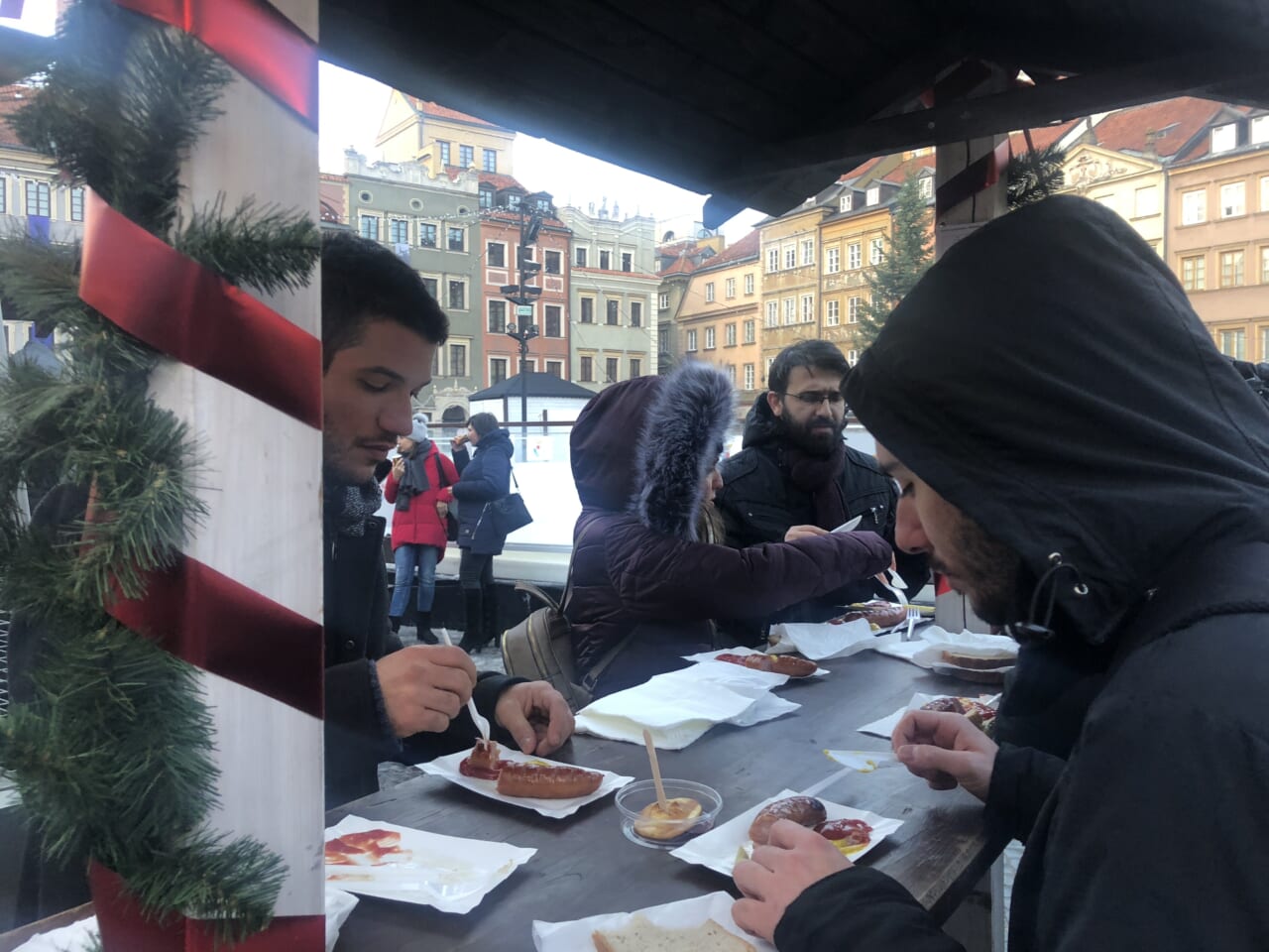 ▲街はもうクリスマス仕様。
寒さに耐えかね、焼きウィンナーを食べました。