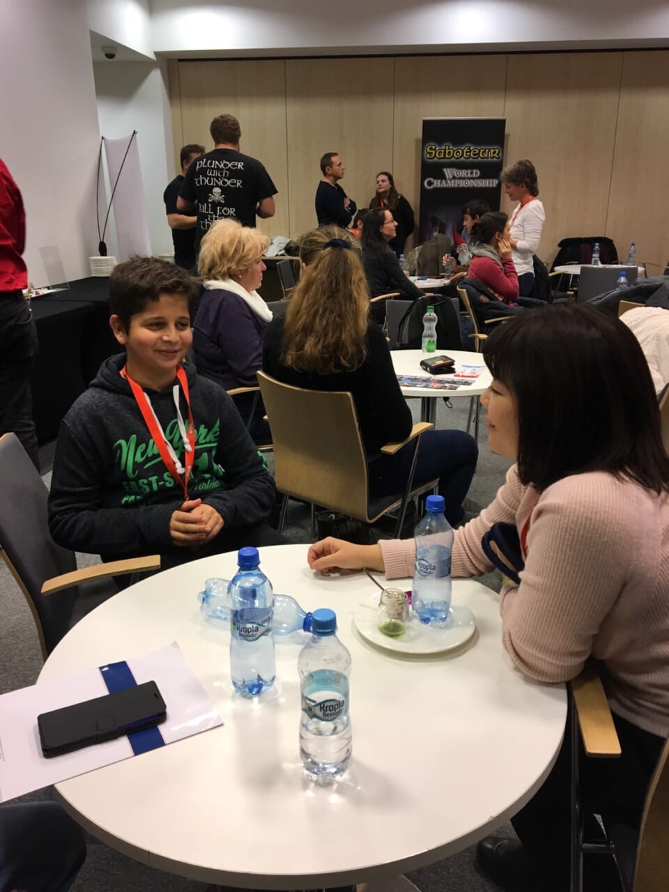 ▲競技場内の会議室みたいなスペース。ここが会場。
ギリシャの小学生選手、ペトロくんと。
