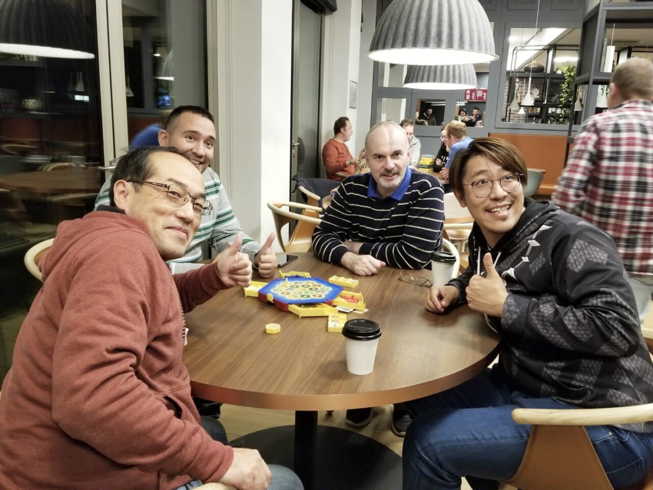 ▲ギリシャや香港出身のお邪魔者メンバーと「カタン」で遊ぶどどさん。ボードゲームって言語の壁を越えるなぁと改めて実感！（写真提供：どどさん）