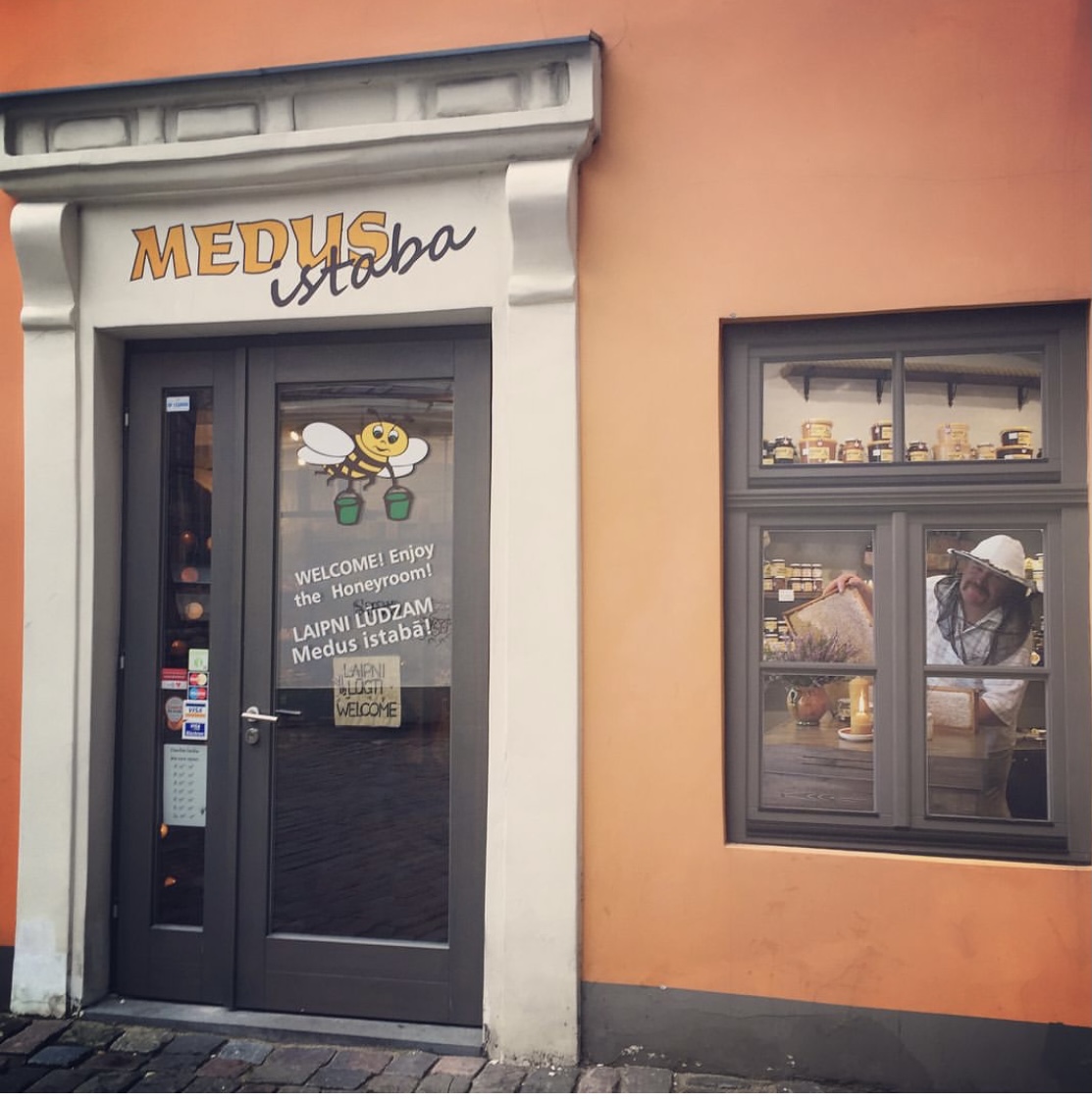 ▲はちみつ屋さん。菩提樹のはちみつが売ってました。