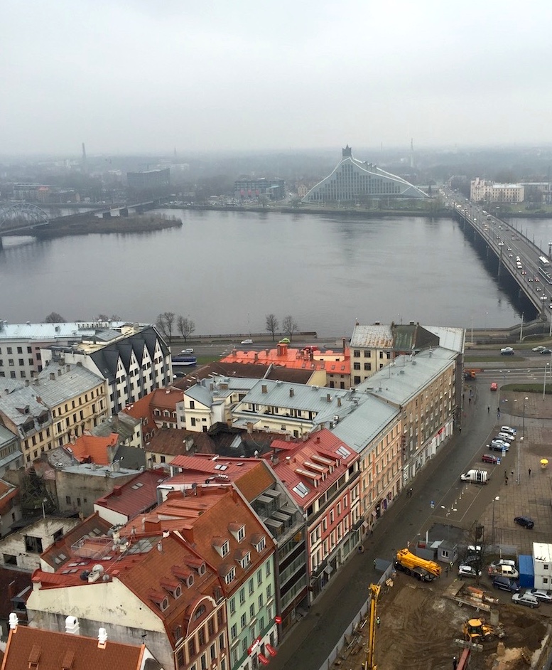 ▲川の向こうに見える、不思議な形のラトビア国立図書館。
あれが世界大会の会場‥‥！