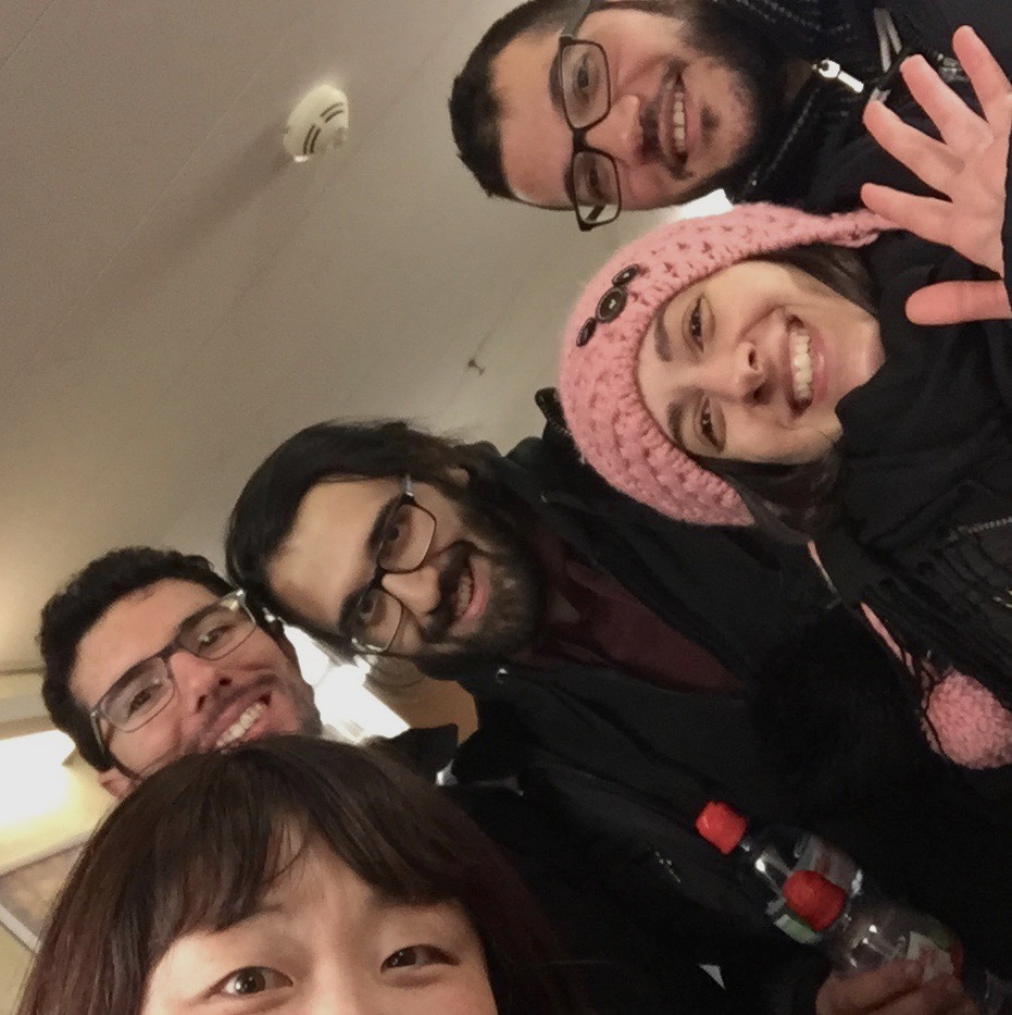 ▲その瞬間の写真。３人の男性が世界大会への出場者。