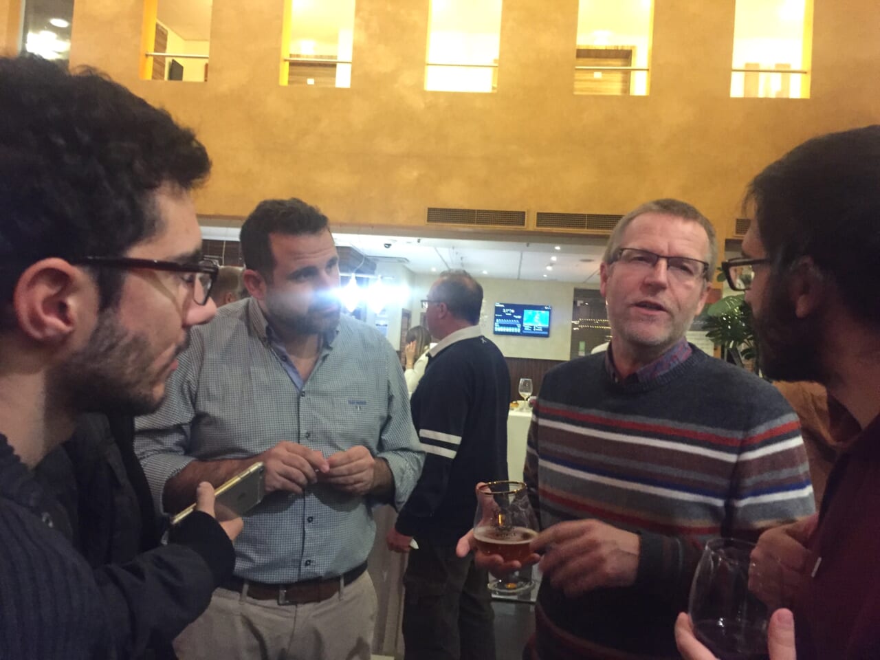 ▲ホテルでの前夜祭。おつまみとビールが出ました。
ボーダー服の男性は、「お邪魔者」の作者、
ベルギー人のフレデリック・モイヤーセンさん！ 
