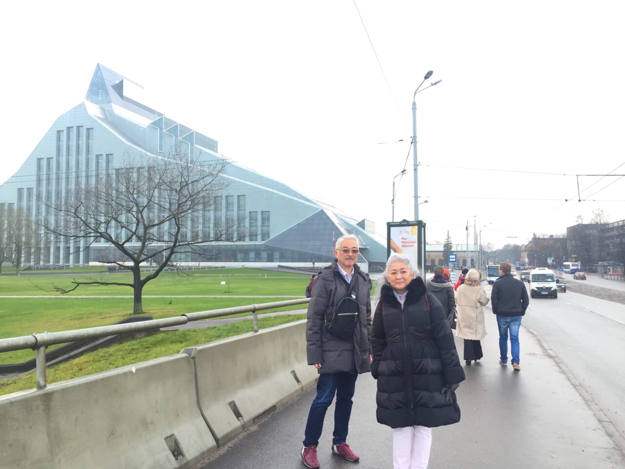 ▲メビウスゲームズの能勢さんご夫妻。
ゲームファンからは「メビウスおやじ」「メビウスママ」
と呼ばれています。
奥に見えるのは、会場のラトビア国立図書館！