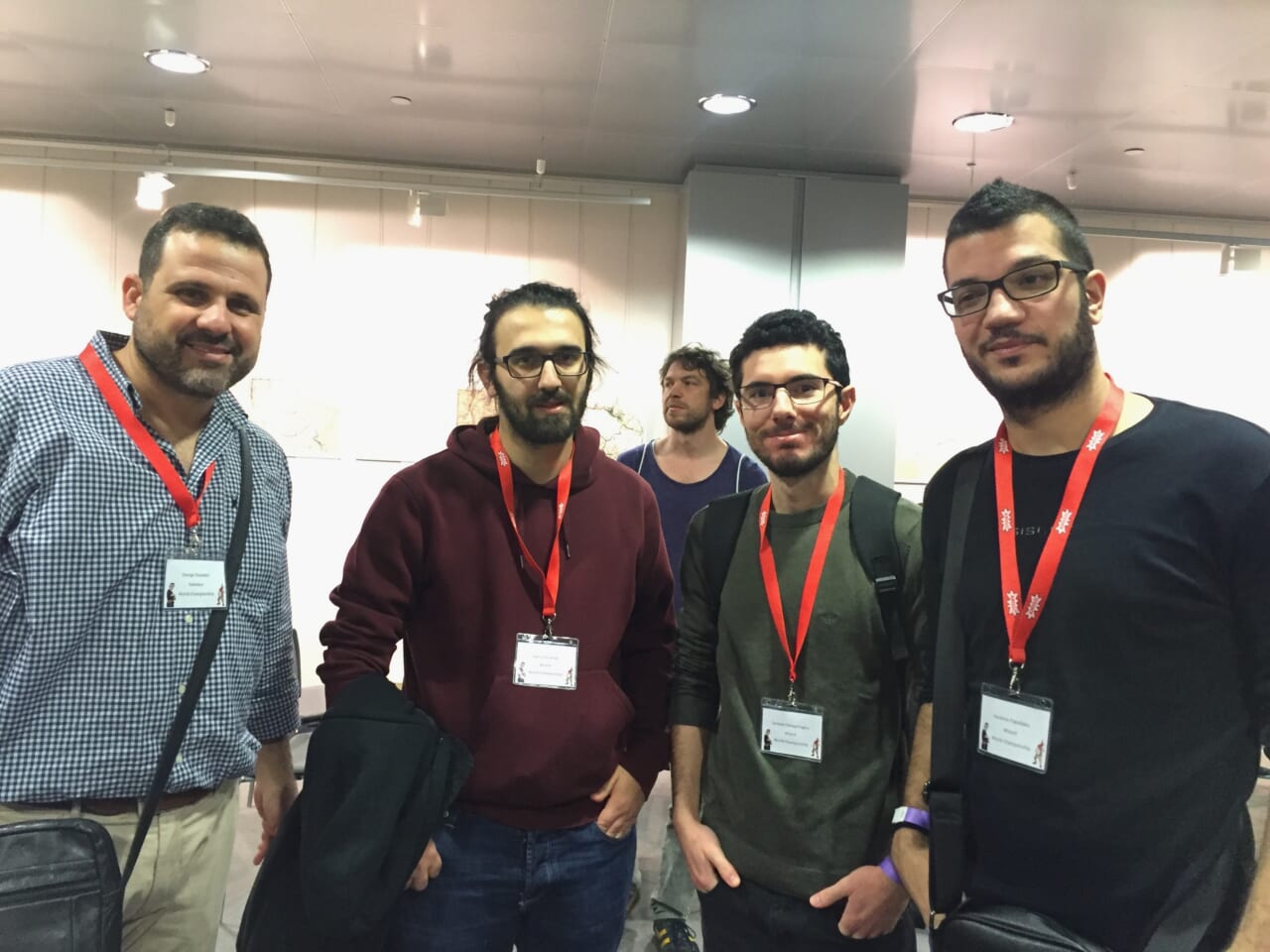 ▲仲良くなったギリシャ人のみなさん。
左端が「お邪魔者」プレイヤー、右の３人は「WIZARD」プレイヤー。
右端の男性は、「WIZARD」で世界２位に！