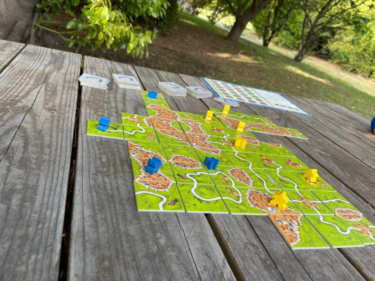 ▲カルカソンヌにはまったり‥‥。
（カルカソンヌは、２人でほとんど会話をせずとも
対戦できるゲームなので、コロナ禍にもおすすめです‥‥！）