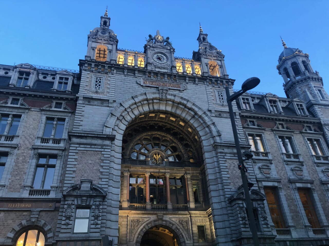 ▲ベルギー・アントワープへ。世界一美しいといわれる
アントワープ中央駅。