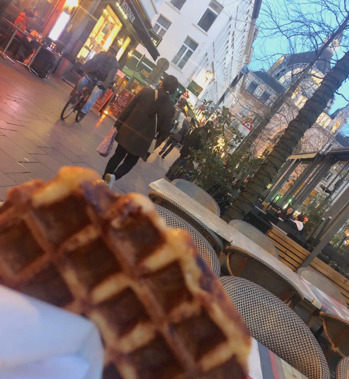 ▲とりあえずベルギーワッフルを食べました。
（駅から出た瞬間、あちこちに焼き立てワッフル屋さんがあったのです）